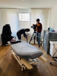 Filmcrew bereitet sich bei einem Physiotherapeut in München auf Dreharbeiten vor.
