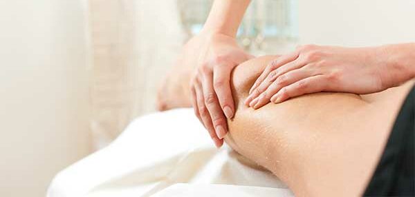 Massage der Beine bei einer manuellen Lymphdrainage in München