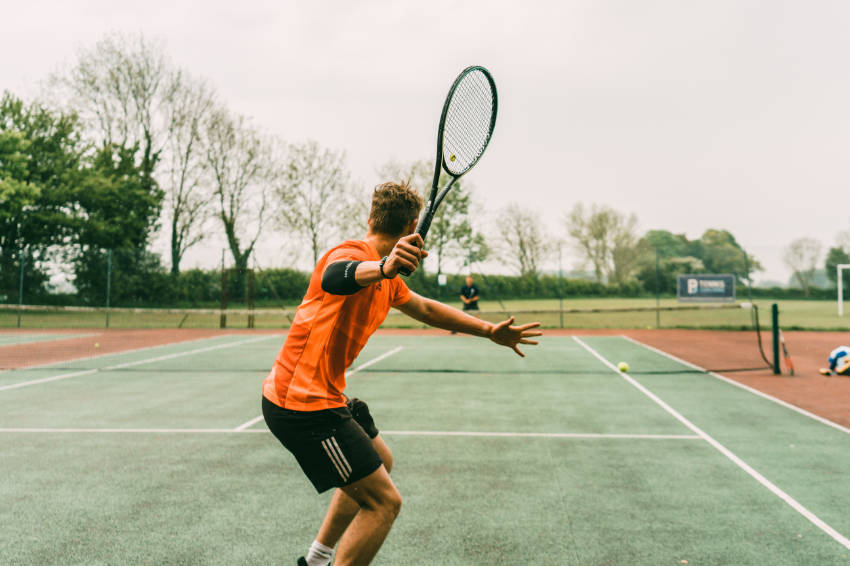 Zwei Tennisspieler auf einem Tennisplatz